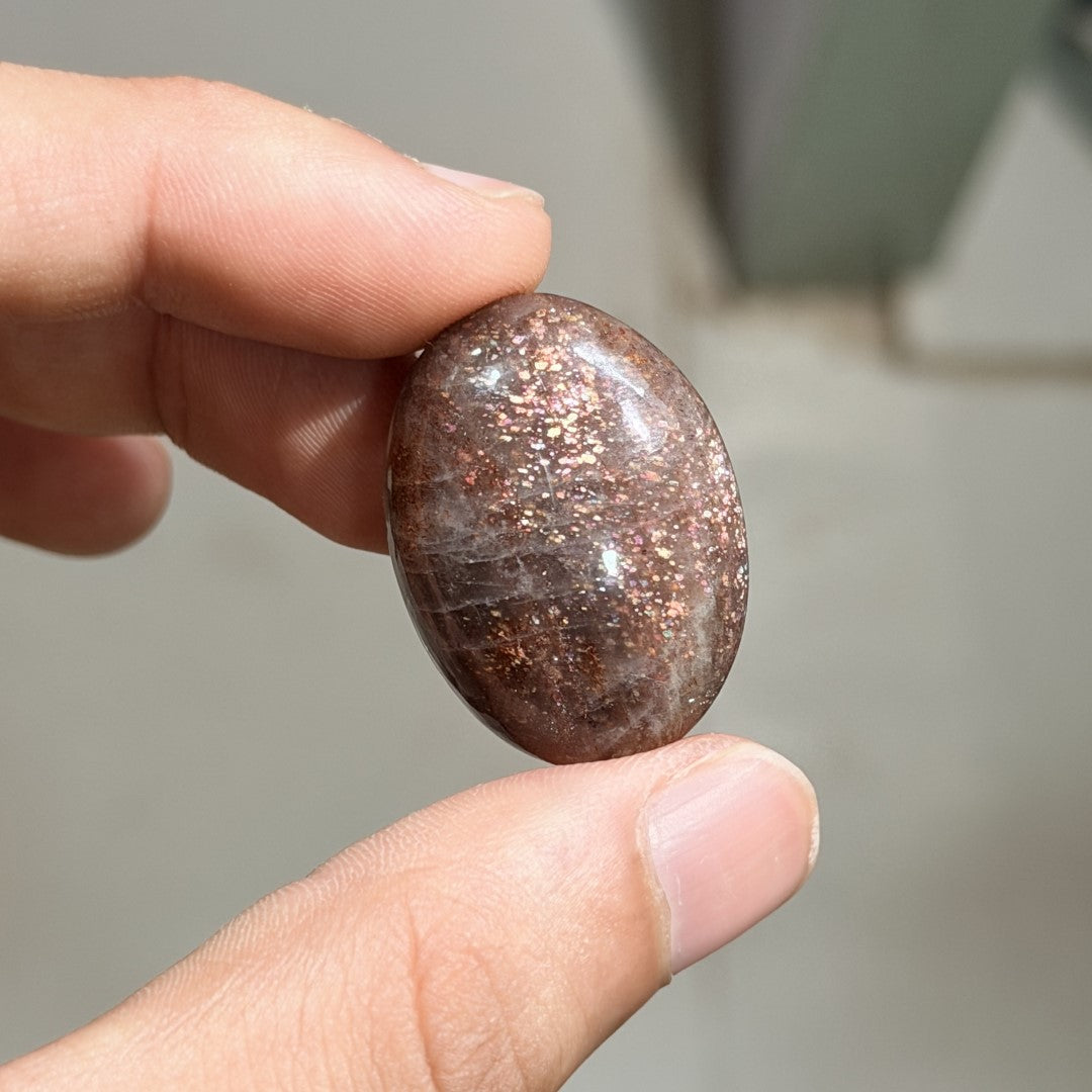 Arusha Sunstone with Iolite Palmstones (1KG)