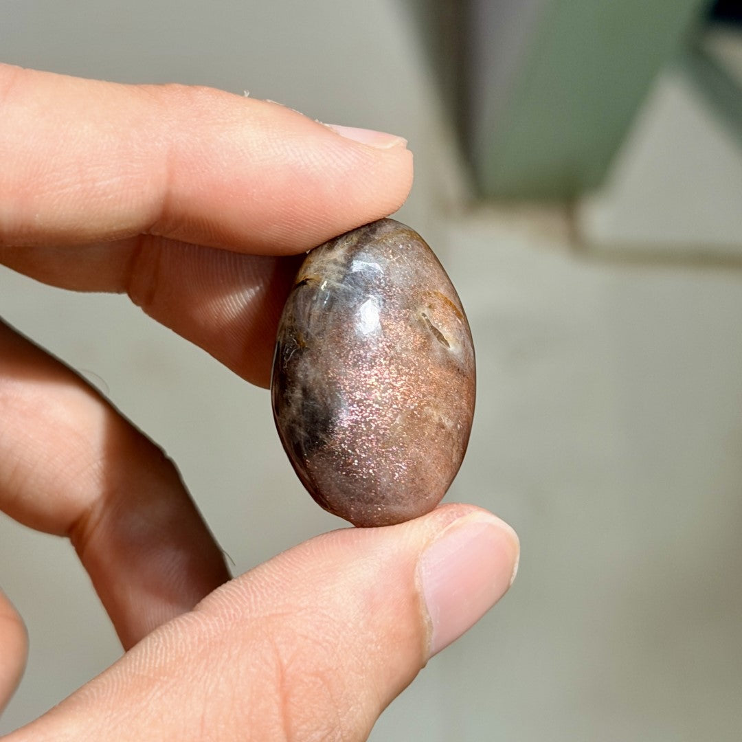Arusha Sunstone with Iolite Palmstones (1KG)