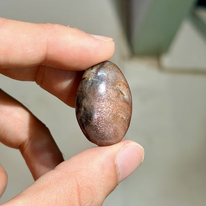 Arusha Sunstone with Iolite Palmstones (1KG)