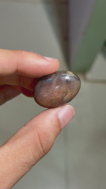 Arusha Sunstone with Iolite Palmstones (1KG)